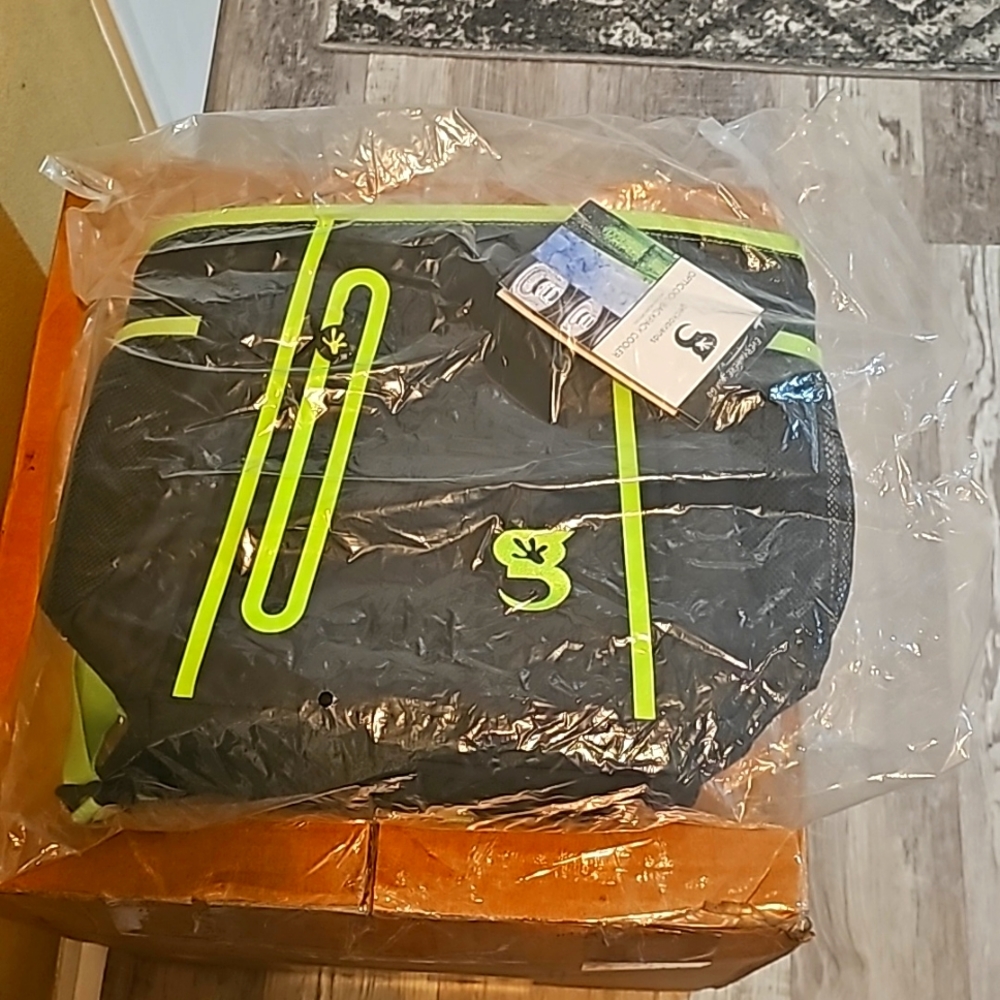 OPTICOOL BACKPACK COOLER color Black and neón green NEW WITH TAGS